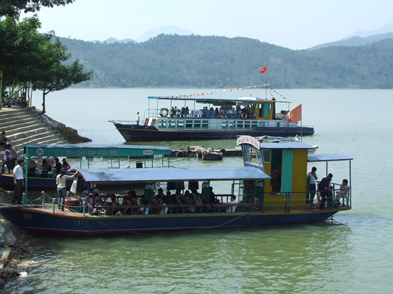 Thuê thuyền đi Hồ Núi Cốc