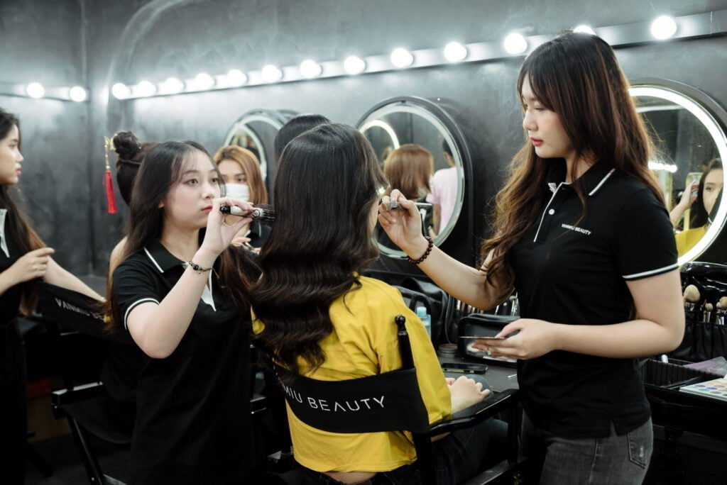 Khóa học trang điểm dự tiệc tại Vanmiu Beauty
