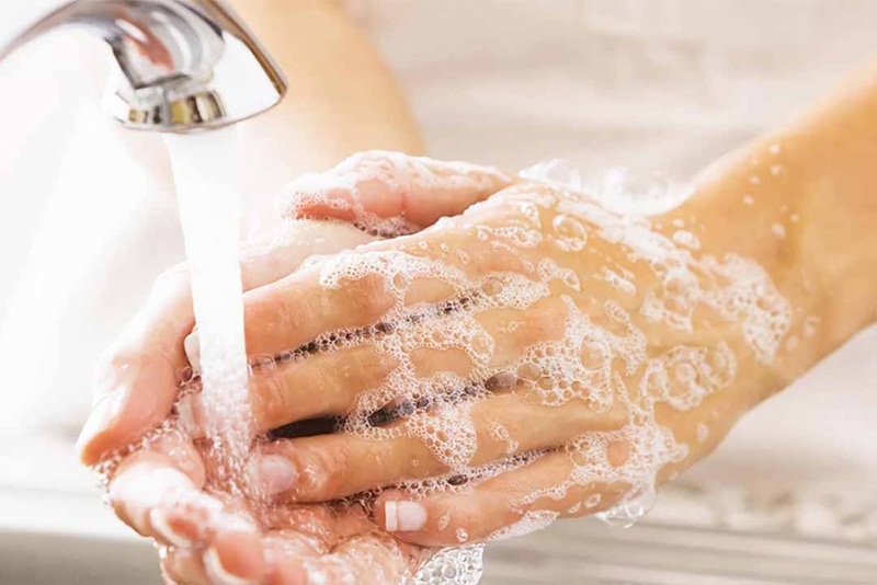 Vệ sinh vùng kín không đúng cách cũng gây ra sự thay đổi khí hư