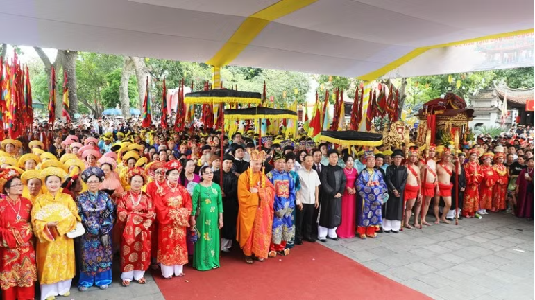 Hàng vạn du khách trảy hội Đền Đô, tri ân công đức các vị vua triều Lý