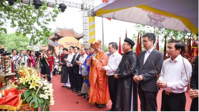 Hàng vạn du khách trảy hội Đền Đô, tri ân công đức các vị vua triều Lý