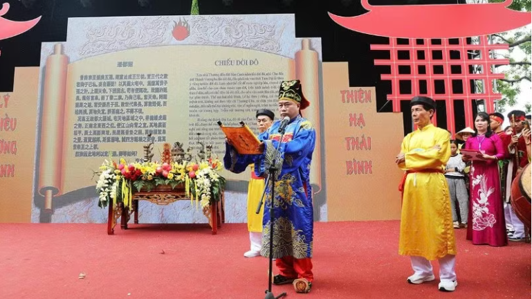 Hàng vạn du khách trảy hội Đền Đô, tri ân công đức các vị vua triều Lý