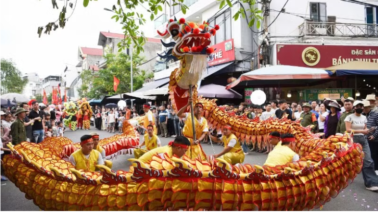 Hàng vạn du khách trảy hội Đền Đô, tri ân công đức các vị vua triều Lý