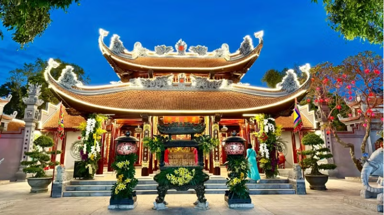 Hàng vạn du khách trảy hội Đền Đô, tri ân công đức các vị vua triều Lý