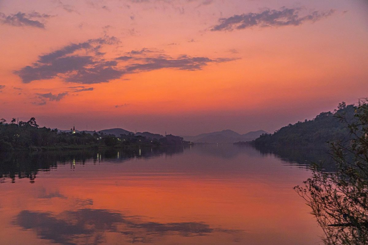 Sắc hoàng hôn trên dòng Hương giang