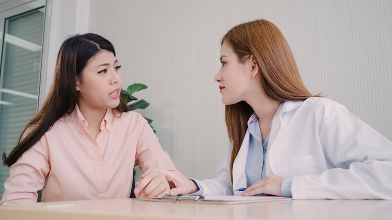 Bạn nên đến thăm khám bác sĩ nếu bị gàu kéo dài hoặc nặng hơn