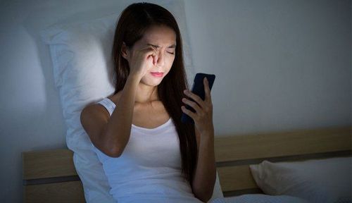 Tránh sử dụng điện thoại trước khi đi ngủ