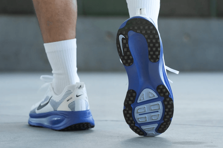 Review Nike Vomero 18: Giày chạy siêu thoải mái cho đường dài