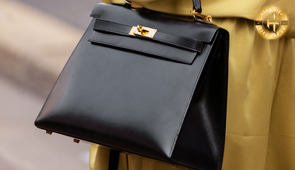 Kích thước chi tiết của túi Hermes Kelly size 32 là 32 x 23 x 10.5cm, với quai xách 9cm
