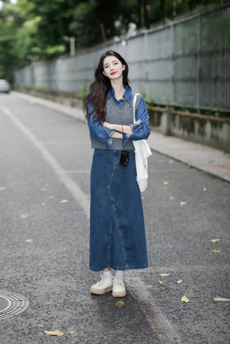 Phối đồ với chân váy jean dài và áo len