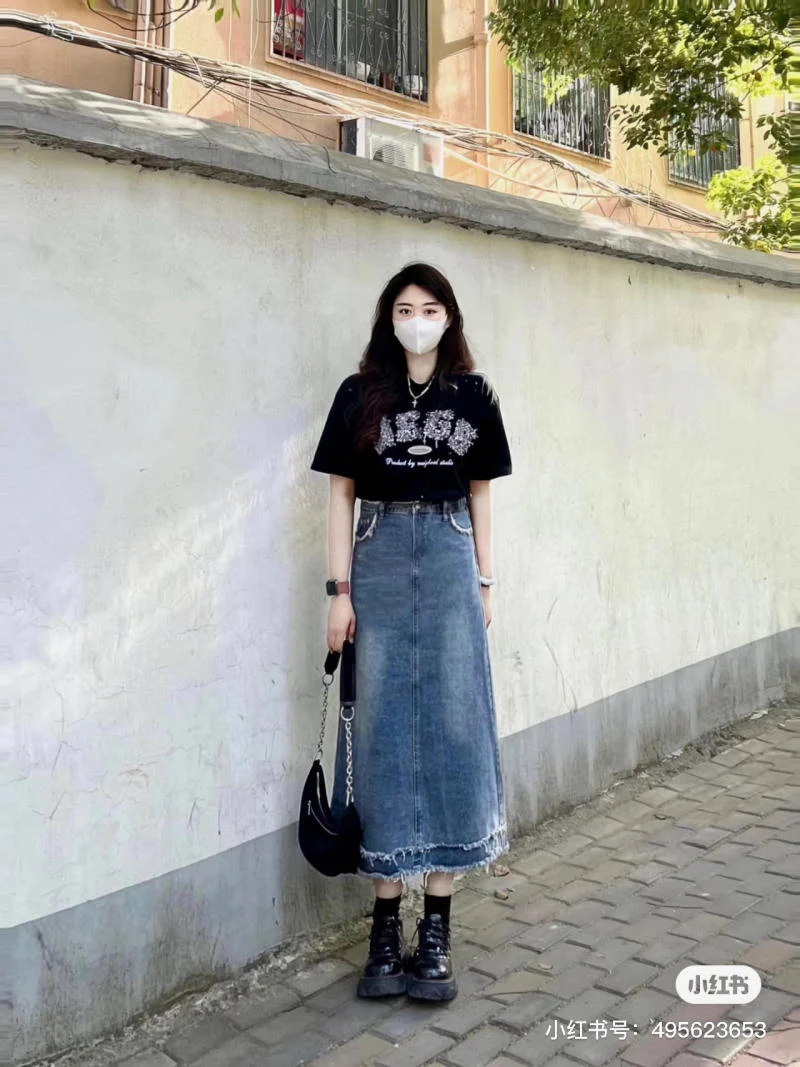 Chân váy jean dài đi với giày gì