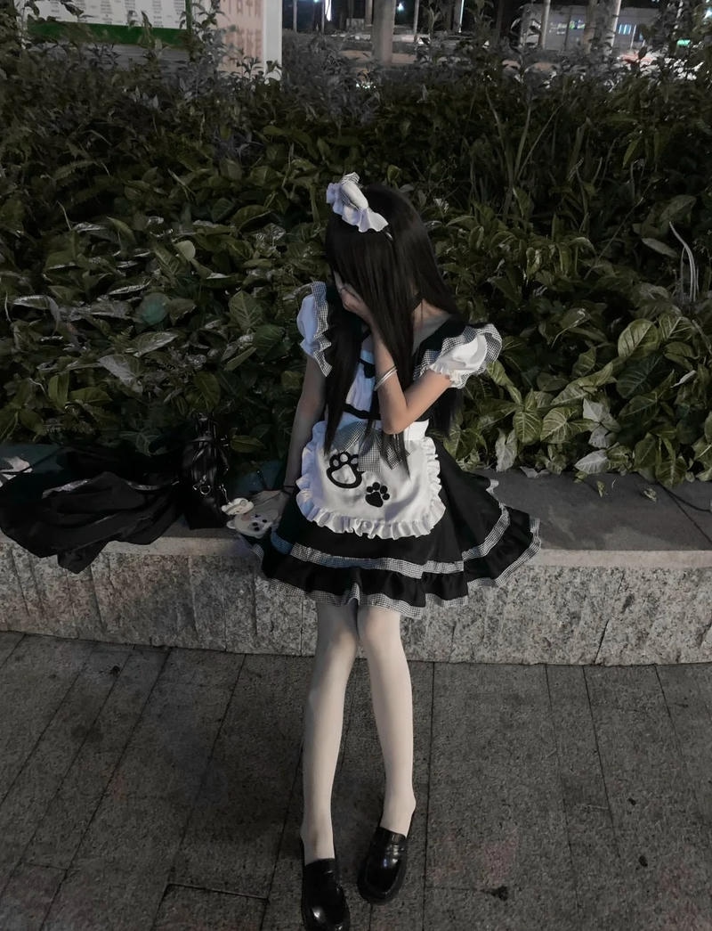Bộ váy maid đen trắng mang phong cách cosplay đáng yêu