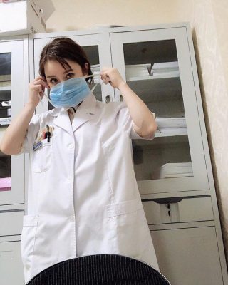 Nữ bác sĩ thiên thần xinh đẹp gây thương nhớ với bức ảnh cho con bú