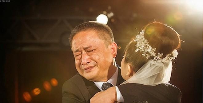 Tấm ảnh quay lưng và chuyện nhói lòng về người đàn ông luôn đứng sau những cuộc tình tan vỡ - 3