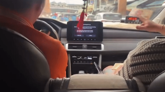 Xử lý hình sự tài xế taxi 'làm xiếc' tráo tờ 200.000 đồng của khách được không?