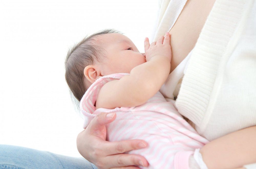 Thuốc làm mềm phân cho mẹ sau sinh có thể đi vào trong sữa mẹ và ảnh hưởng cho trẻ nhỏ