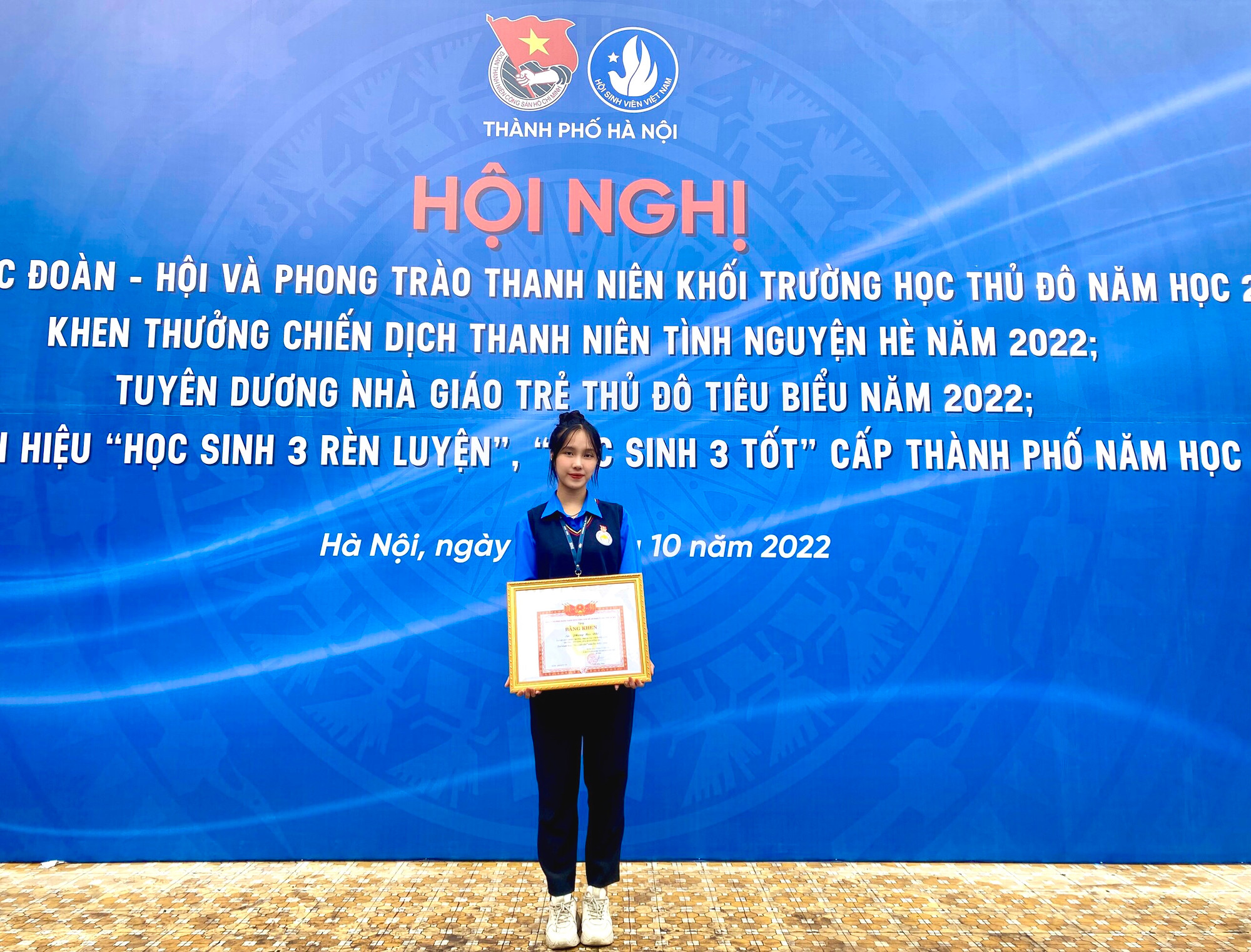 Bảo Nhi nhận giấy khen “Học sinh tiêu biểu thủ đô”.
