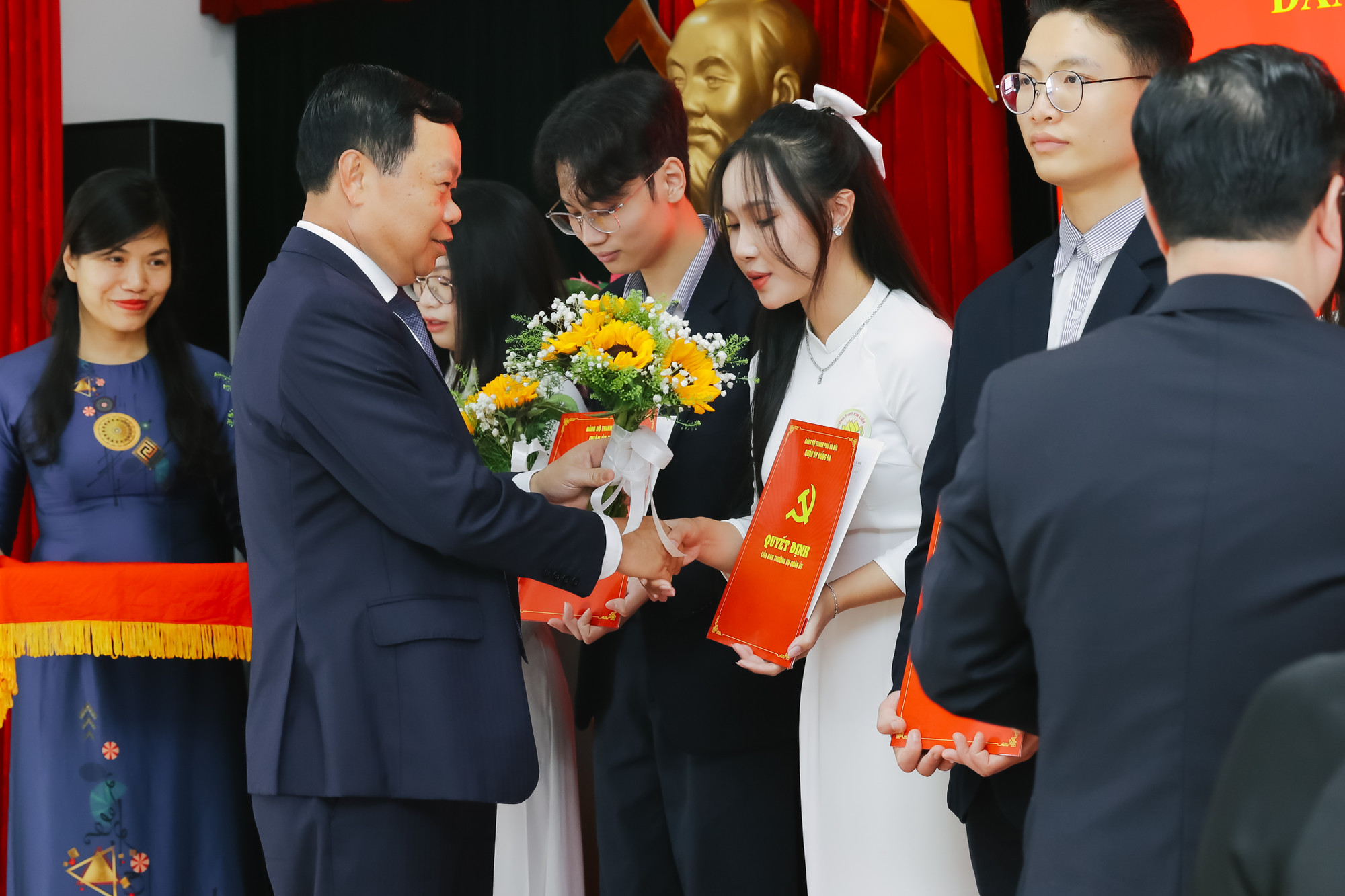 Bảo Nhi tham dự chương trình Gặp mặt 95 nữ đảng viên tiêu biểu Thủ đô tại Phủ Chủ tịch.