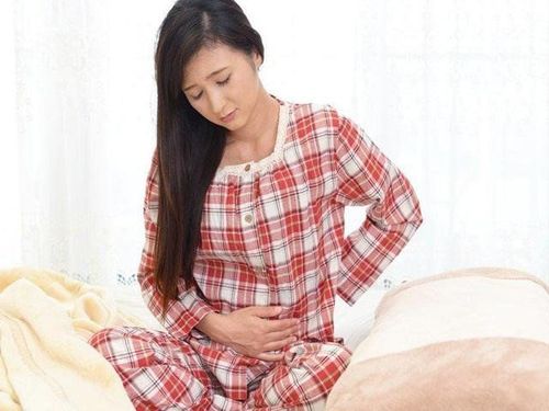 Căng tức, đau vùng hạ vị là triệu chứng của bế sản dịch sau sinh