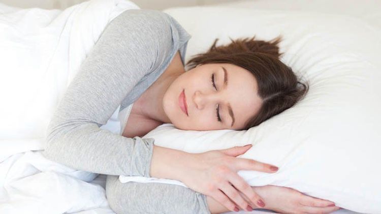 Hoa hòe có tính mát, thanh nhiệt, lương huyết an thần, từ đó giúp chúng ta dễ đi vào giấc ngủ hơn