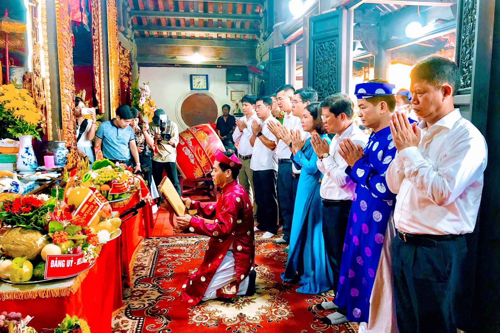 Lễ dâng hương khai hội tại đền thờ Nam Hải Đại Vương trên đảo Dáu ngày 27/8.