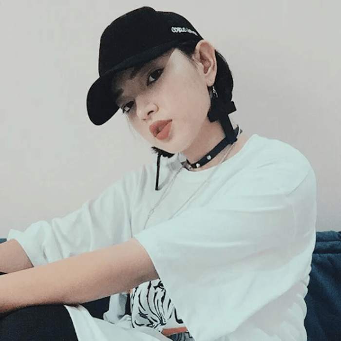 Choker phối với áo thun