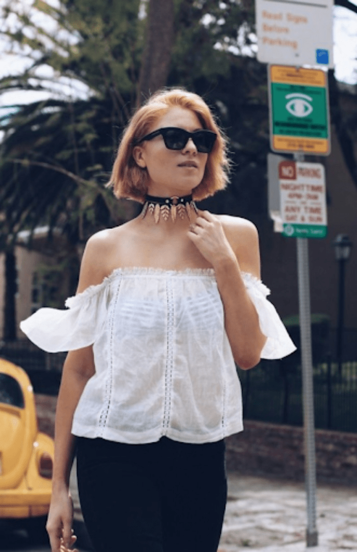Choker phối với áo trễ vai