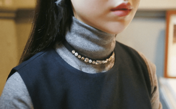Choker phối với áo len