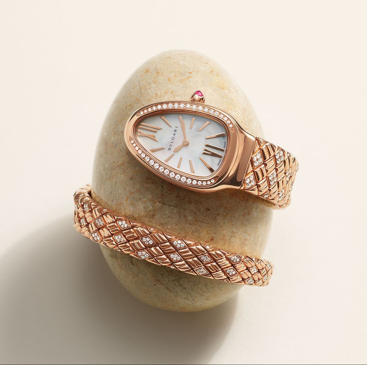 Mặt sau đồng hồ AP royal oak