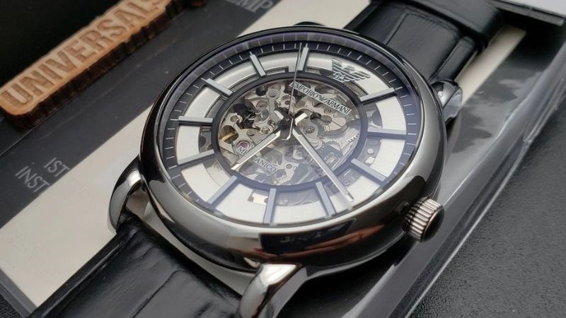 Kiểm tra giấy tờ là một bước quan trọng khi mua đồng hồ