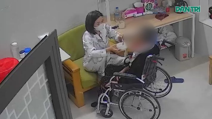 Con gái khóc nức nở khi xem cảnh giúp việc bạo hành mẹ 82 tuổi ở Hà Nội