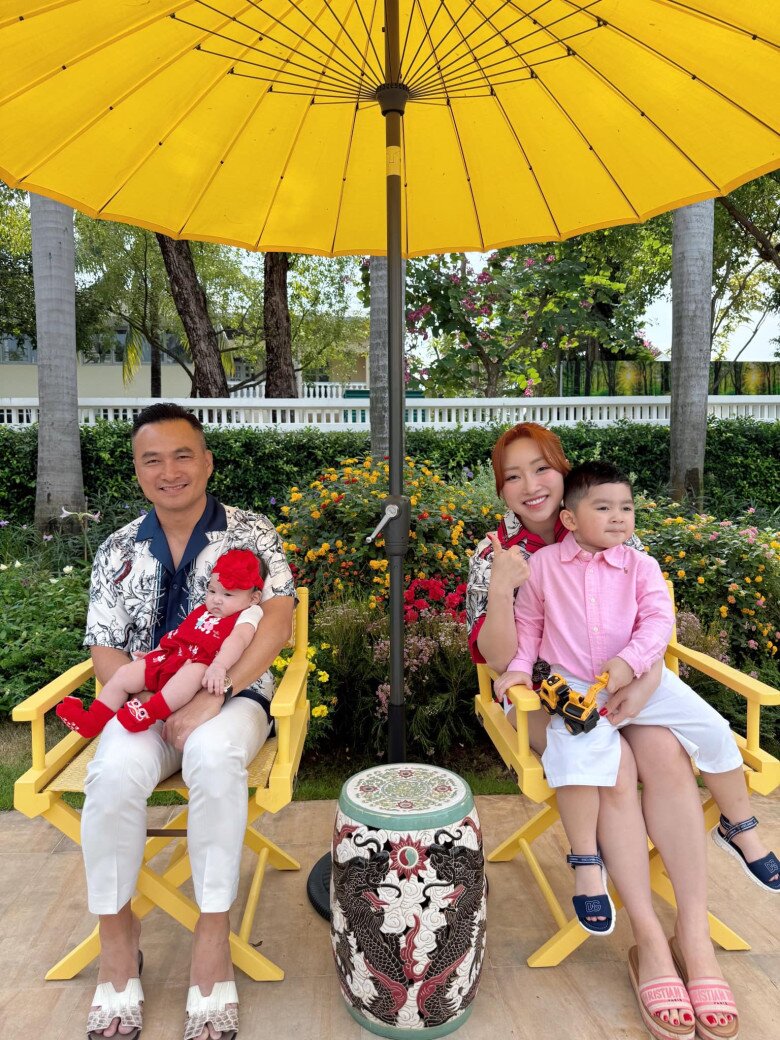 Vợ chồng Chi Bảo - Lý Thùy Chang bật cười trước hành động của con trai.
