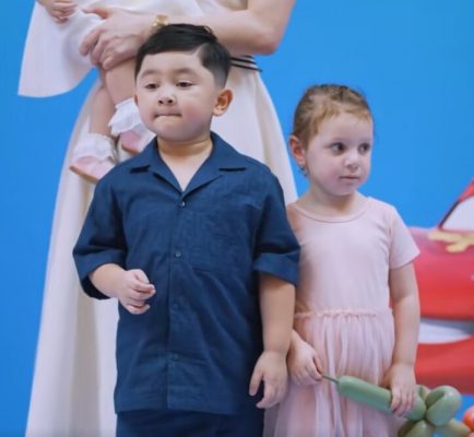 "Chủ tịch nhí" nhà Chi Bảo 4 tuổi đã có bạn gái Tây xinh xắn như búp bê, được tặng cả dàn "siêu xe" trong sinh nhật