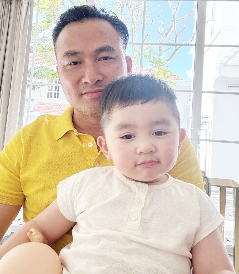 Nhóc tì có cuộc sống sang chảnh, đi du lịch nhiều nơi.