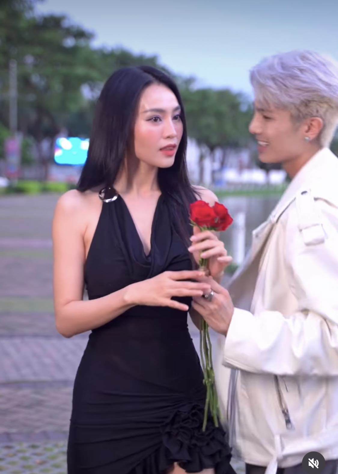 “Một bông hồng nở trên má tôi nếu bạn hôn tôi. Một bông hồng nở trên váy của tôi nếu bạn nhìn vào tôi" - nhà thơ Alda Merini từng miêu tả.