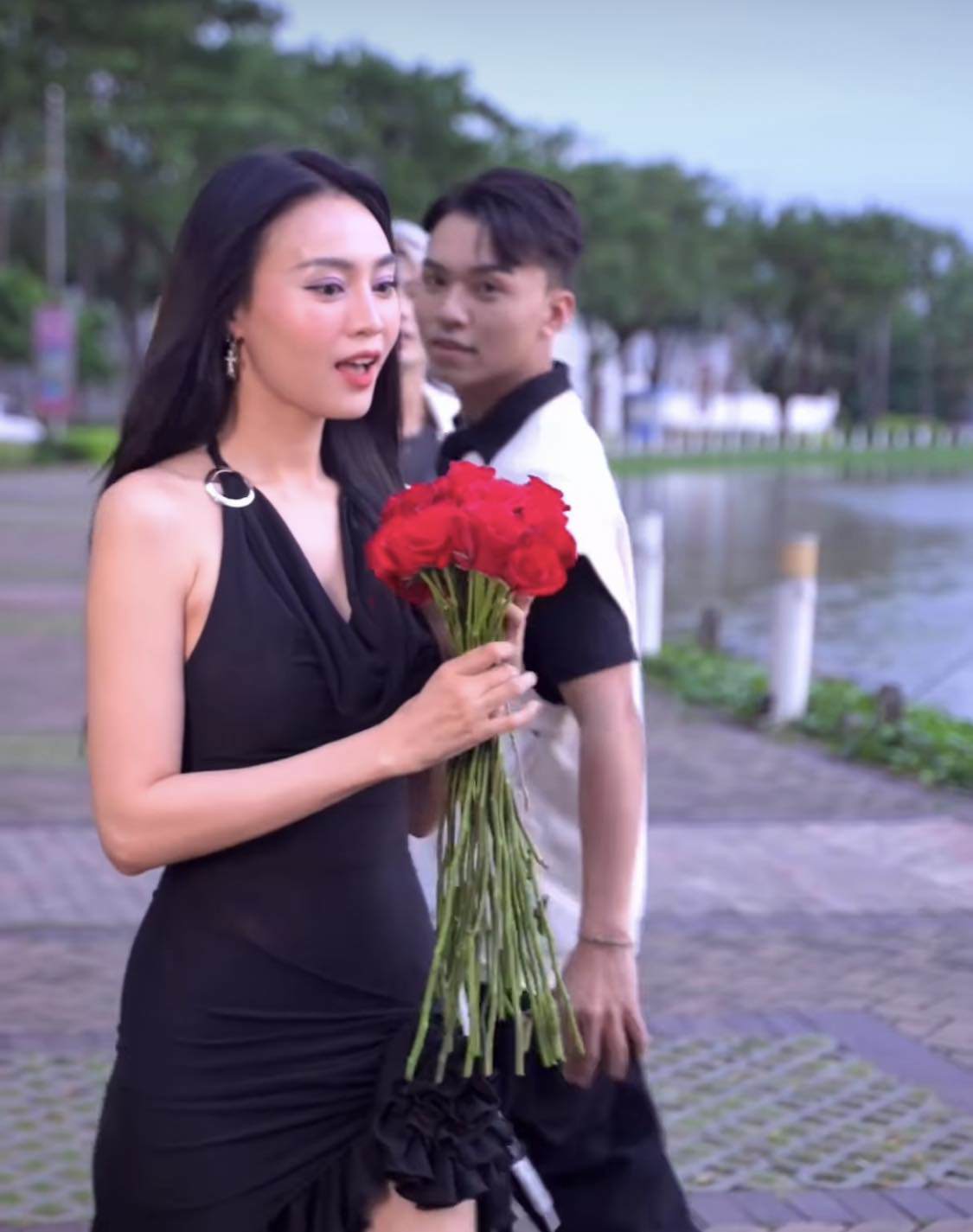 Điểm nhấn của trang phục là họa tiết hoa hồng 3D - từng được coi là biểu tượng của Dolce & Gabbana khi được nhà mốt này lăng xê trên sàn diễn thời trang Thu - Đông 2022. 