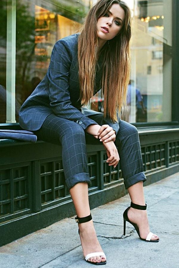Giày Dior nổi bật với các chi tiết sang chảnh, rất phù hợp với những buổi dự tiệc cần sự tinh tế, sang trọng.