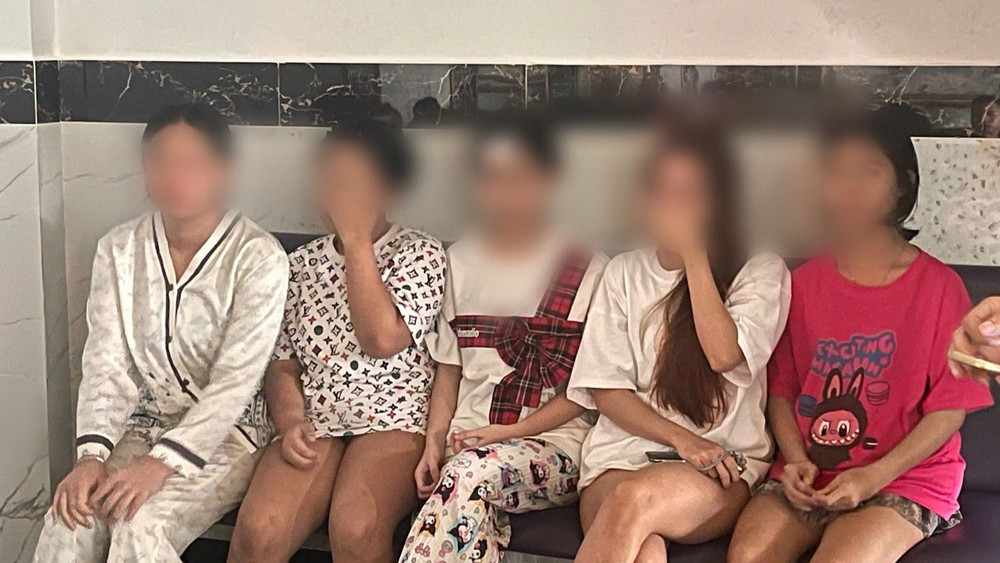 Cơ quan điều tra khám xét tại nơi làm việc (cơ sở massage, nhà nghỉ Hoa Kiều và cơ sở massage Thành Đô) của đối tượng Nguyễn Hữu Thành.