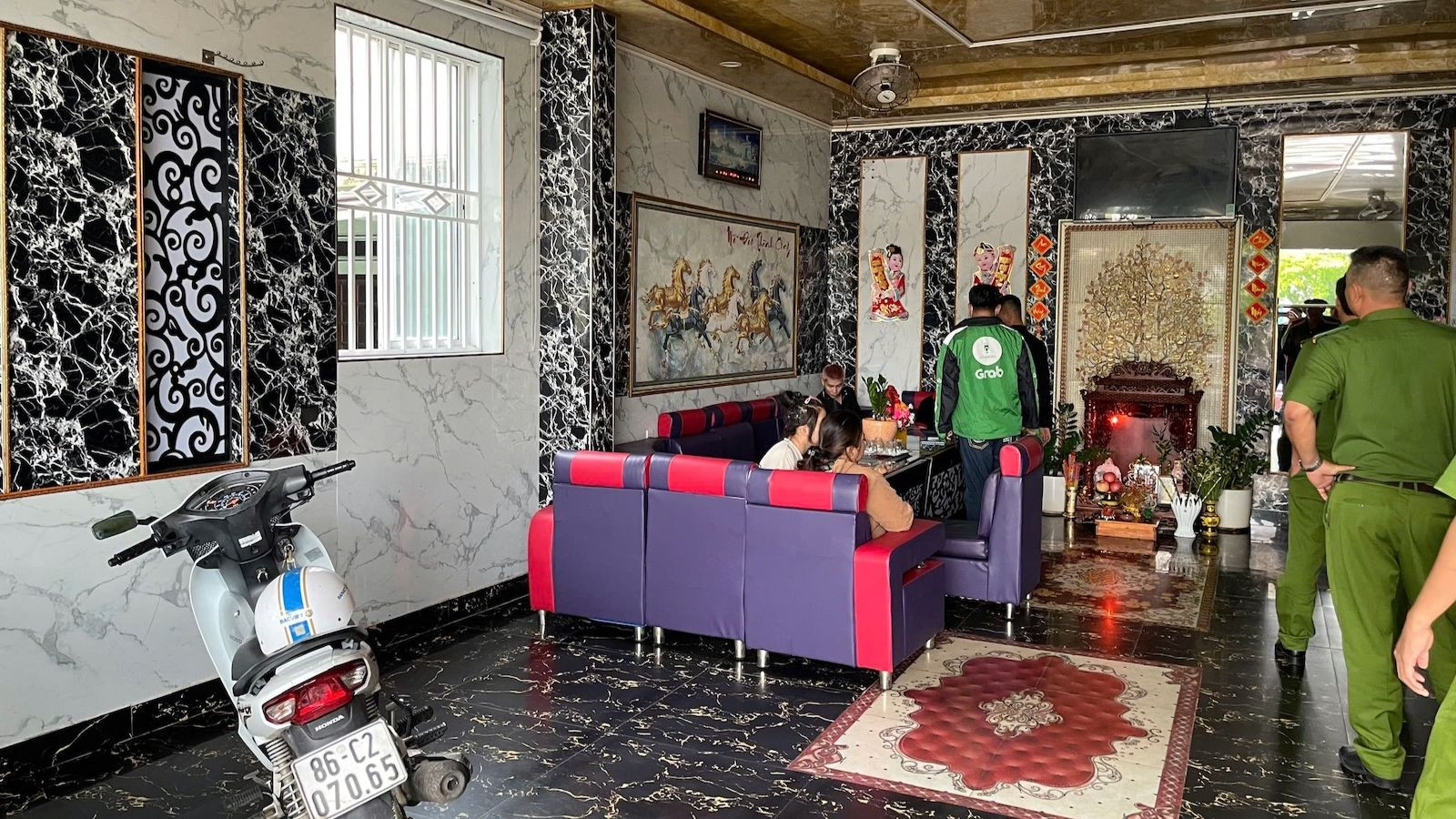 Phòng Cảnh sát hình sự Công an tỉnh phối hợp Công an phường Mũi Né, thành phố Phan Thiết kiểm tra cơ sở massage nhà nghỉ Hoa Kiều.
