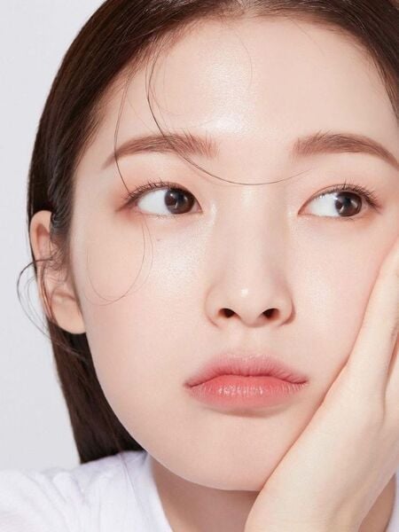 Nên bôi kem chống nắng trước khi đánh kem lót