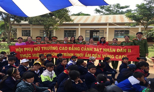 HỘI PHỤ NỮ TRƯỜNG CAO ĐẲNG CẢNH SÁT NHÂN DÂN II TỔ CHỨC CHƯƠNG TRÌNH “ HƠI ẤM MÙA ĐÔNG ” TỚI CÁC ĐỊA BÀN KHÓ KHĂN CỦA TỈNH LÂM ĐỒNG