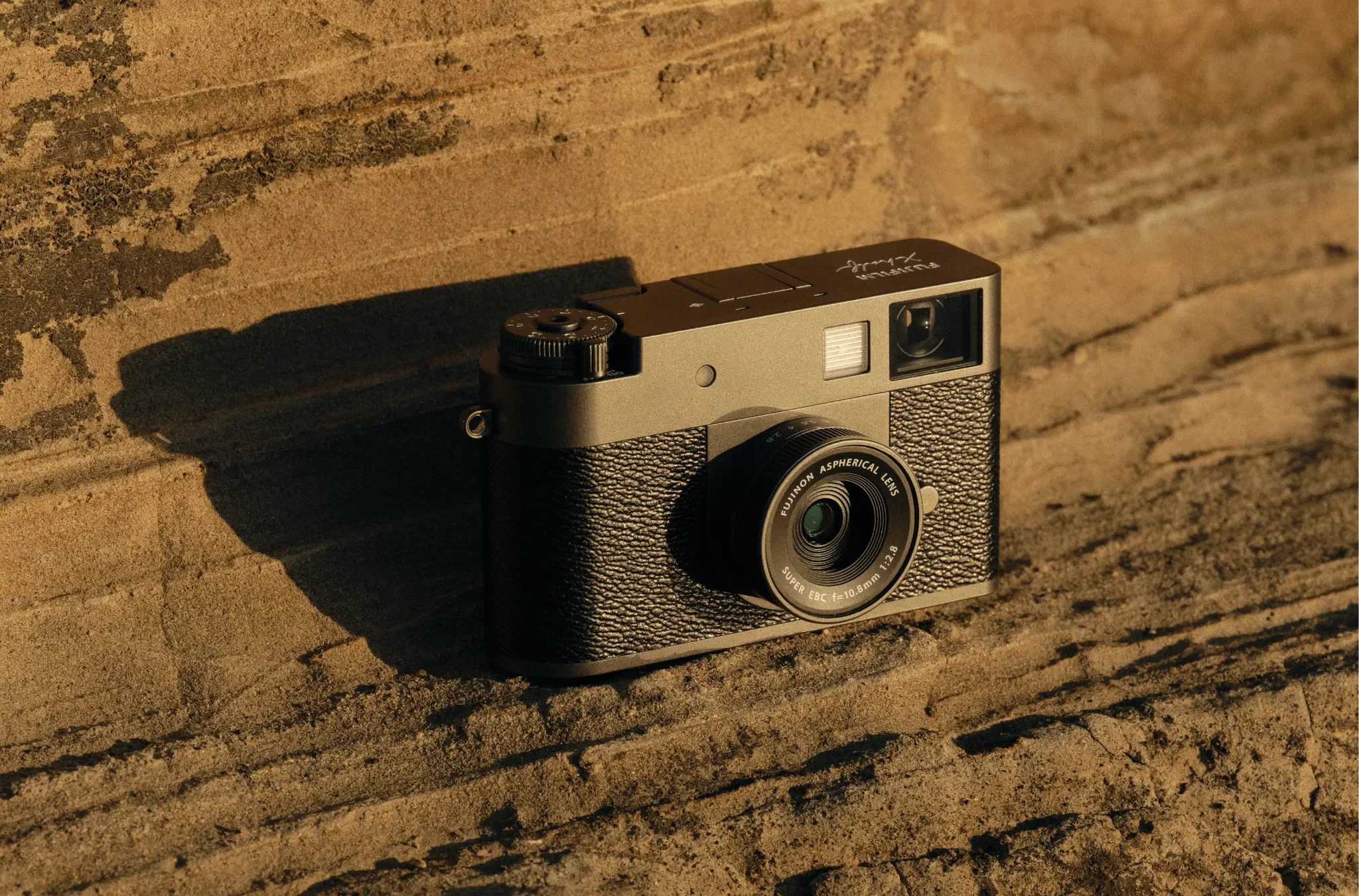Thiết kế Fujifilm X half Charcoal