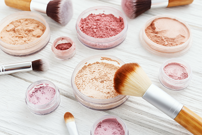 Vệ sinh cho da không sạch sẽ sau makeup - nguyên nhân nổi mụn vùng trán mà hội chị em ít ngờ tới