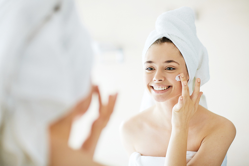 Đừng quên cấp ẩm đầy đủ cho da để ngăn chặn sự hiện diện của mụn