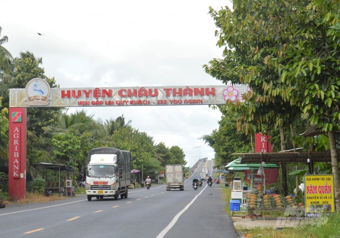 Cầu Cái Lớn - Cái Bé đã nối liền Quốc lộ 63 thông suốt từ Kiên Giang đi Cà Mau, người dân vùng cù lao An Bình, chuyên sản xuất theo mô hình kinh tế sinh thái ba tầng khóm - cau - dừa, đã có dịp tiếp thị, mang những sản vật địa phương bày bán hai bên đường cho du khách. Ảnh: Trung Chánh.