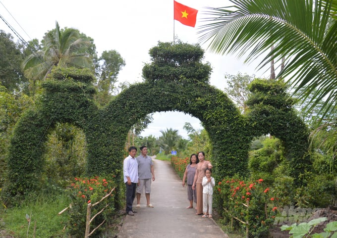 Bà Huỳnh Thị Bé (thứ 2 bên phải), Phó Trưởng ấp 11A trao đổi với người dân về xây dựng Khu dân cư tham gia bảo vệ môi trường, ứng phó với biến đổi khí hậu, trồng cây xanh, hoa kiểng hai bên đường để làm đẹp cảnh quan môi trường. Ảnh: Trung Chánh.