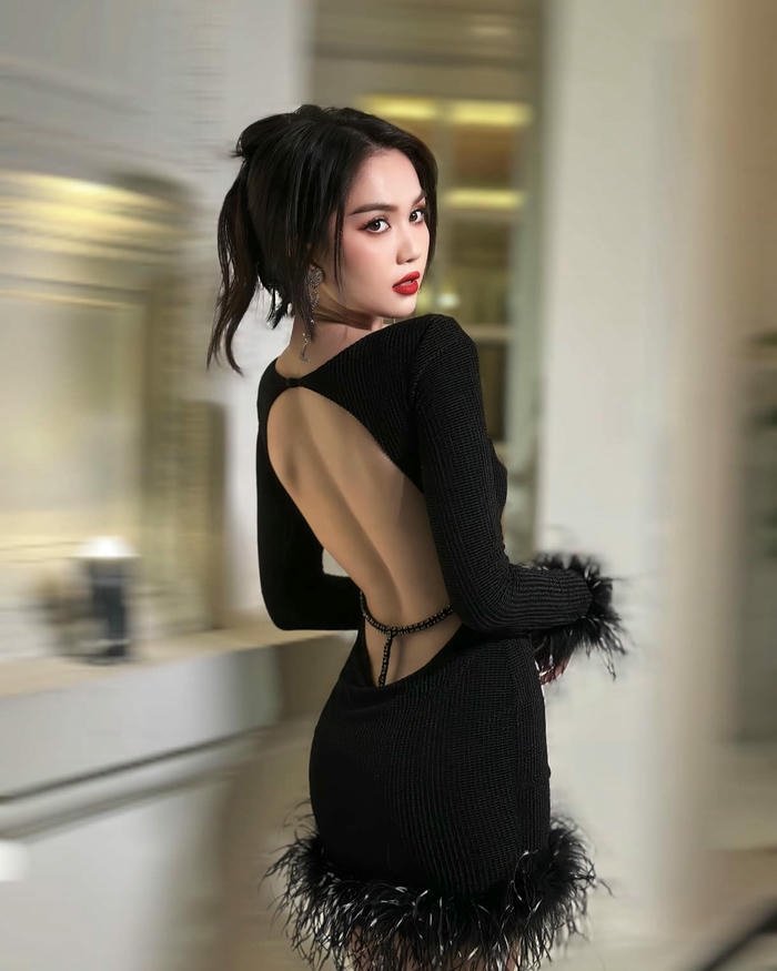 Ngọc Trinh tạo dáng bikini