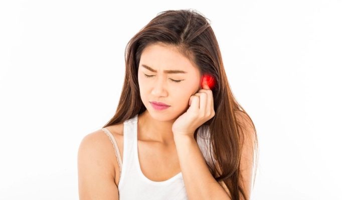 Nổi mụn ở vành tai là do đâu? Cách điều trị hiệu quả