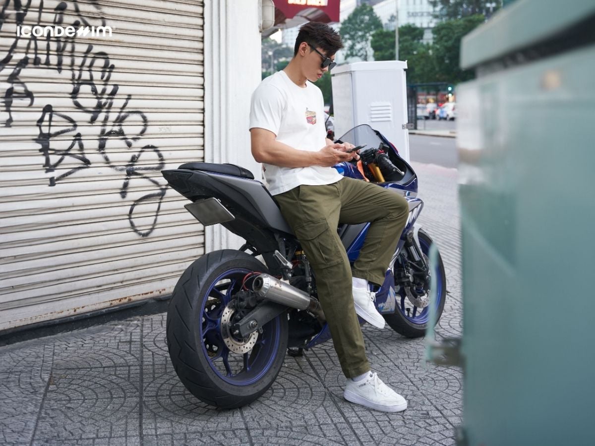 Phối áo phông trắng với quần kaki túi hộp xanh cực cool