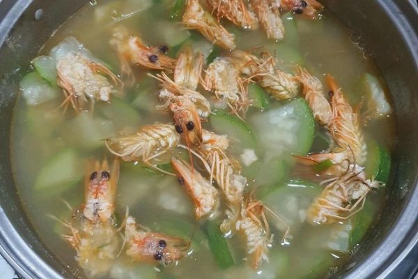 Cười nghiêng ngả với món 'râu tôm nấu ruột bầu' của cô vợ trẻ
